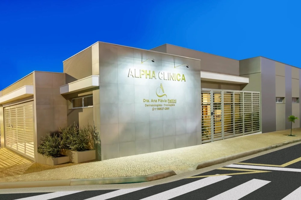 Fachada iluminada da clínica da Dra. Ana Flávia Pattini em Catanduva