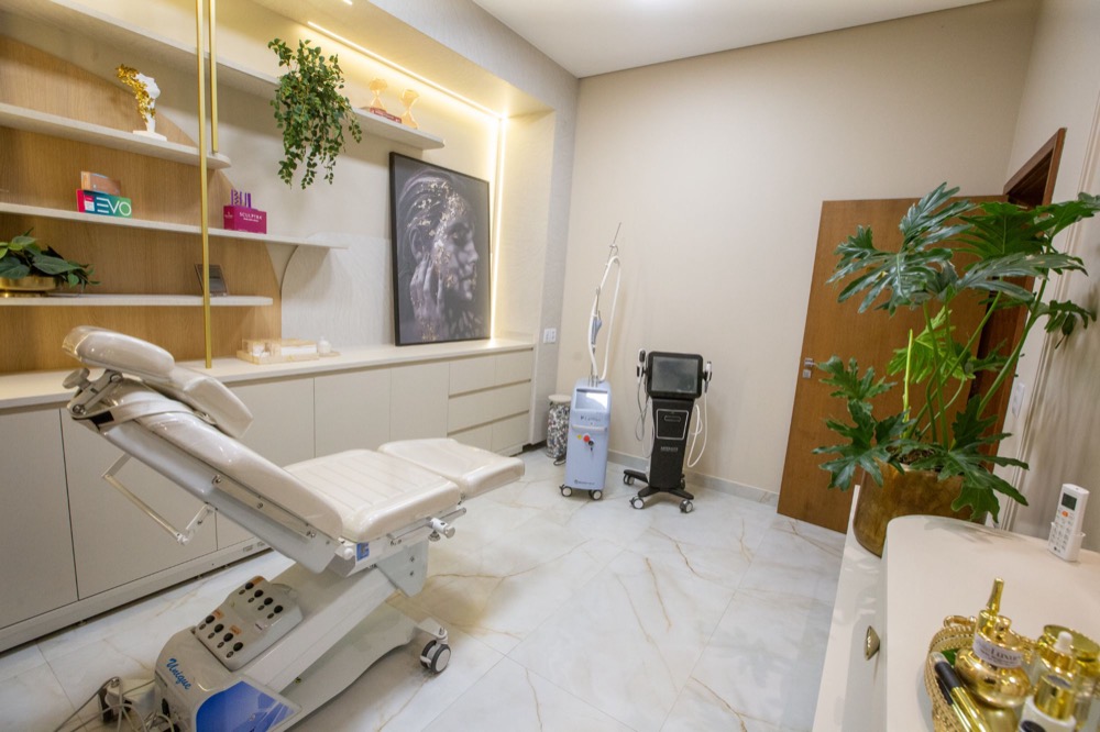 Sala de tecnologias com maca elétrica e equipamentos de Laser Thulium e Liftera